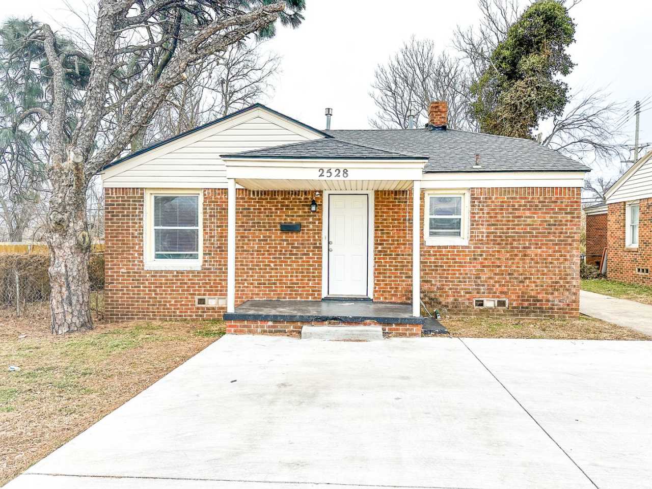 Charming 2 Bed 1 Bath Home - Convenient to Highways!