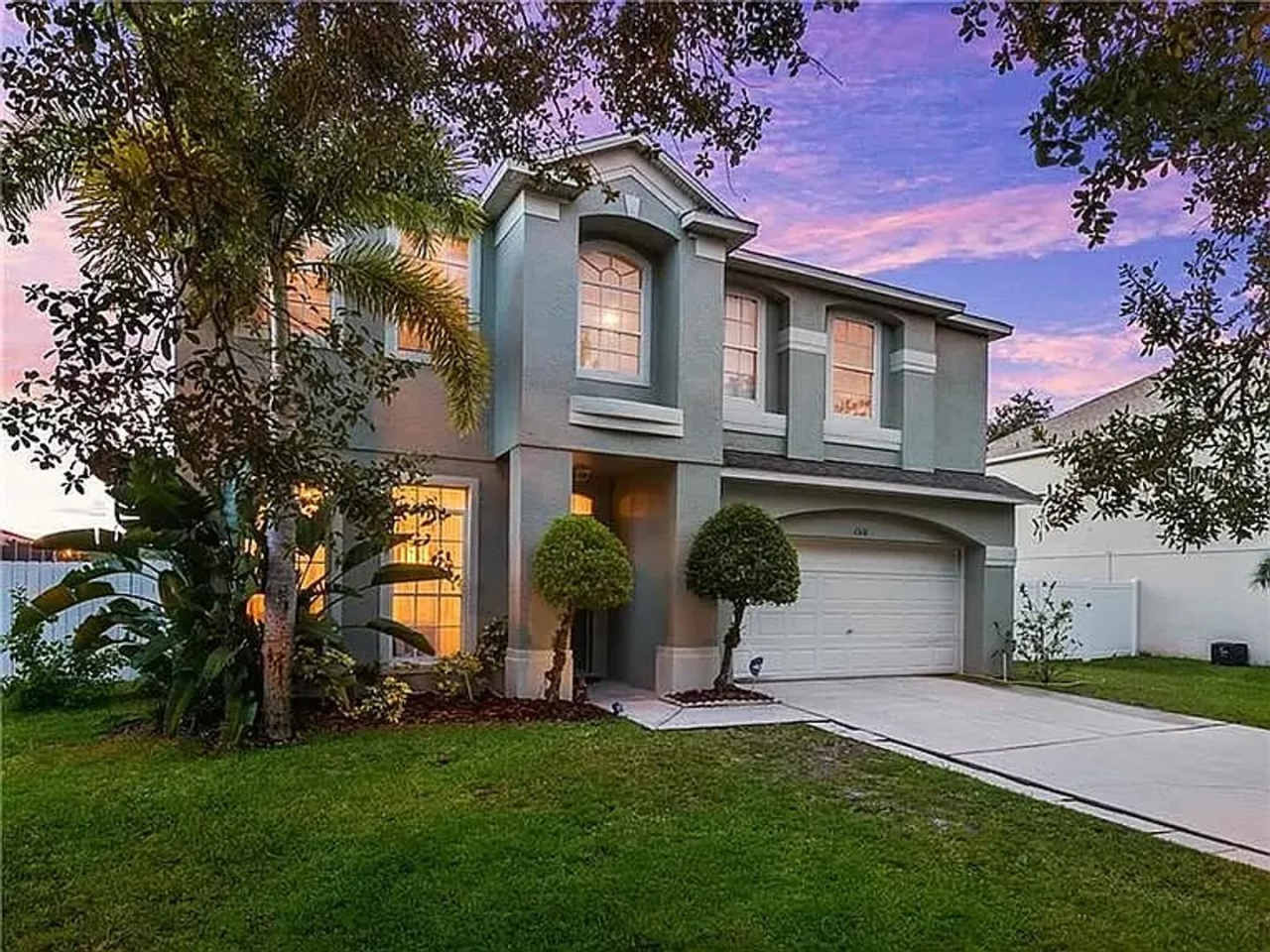 Beautiful water-view 5 bedrooms single family in Hunters Creek!