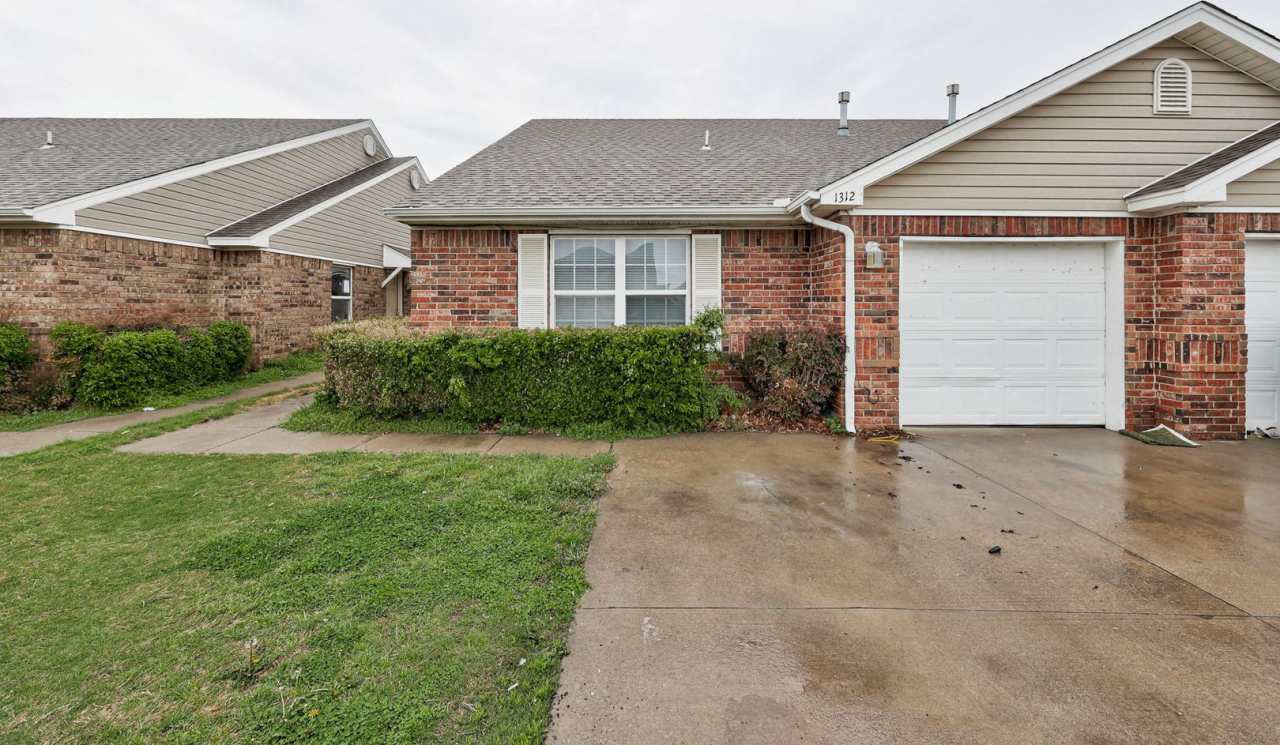 Cute 3BD/2BTH Duplex in Central East Norman!