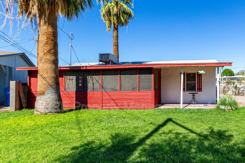 912 E Montebello Ave