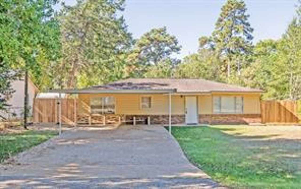 Freshly painted 3/2 home - convenient location
