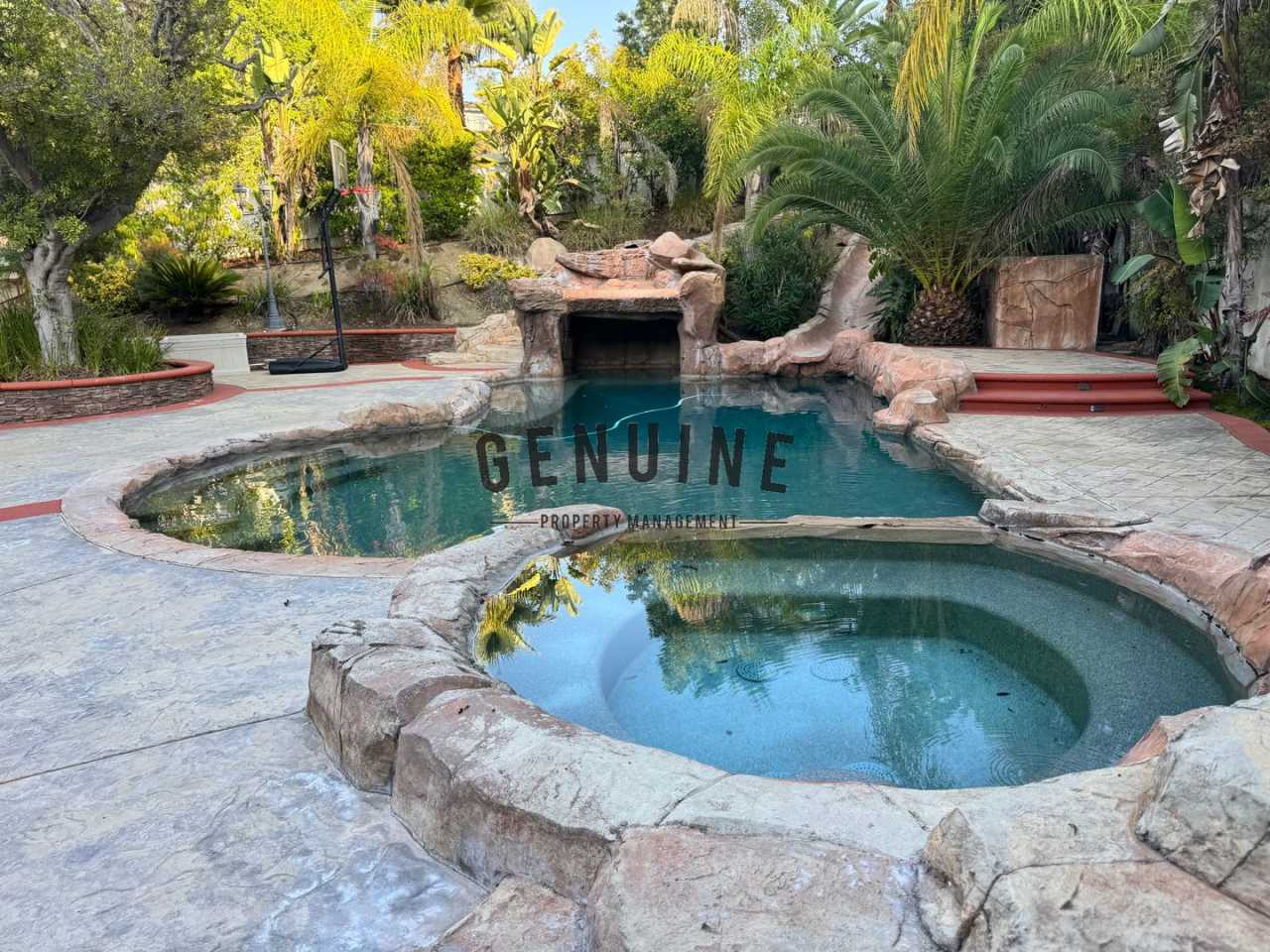 Large 4 Bedroom House with Pebble Bottom Pool - Backyard Oasis!