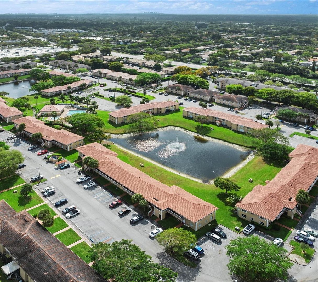 Beautiful 2/2 Unit at Lakewood Village at Coral Springs