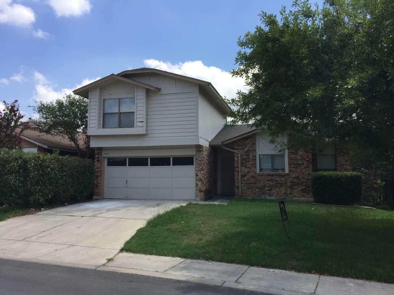 NICE 3 BEDROOM LOCATED ON A LARGE CORNER LOT*COUNTRY KITCHEN WITH ISLAND*LARGE MASTER BR DOWN W/ OUTSIDE ACCESS*FIREPLACE IN LIVING*EASY ACCESS TO RANDOLPH AFB, FT. SAM,  SHOPPING