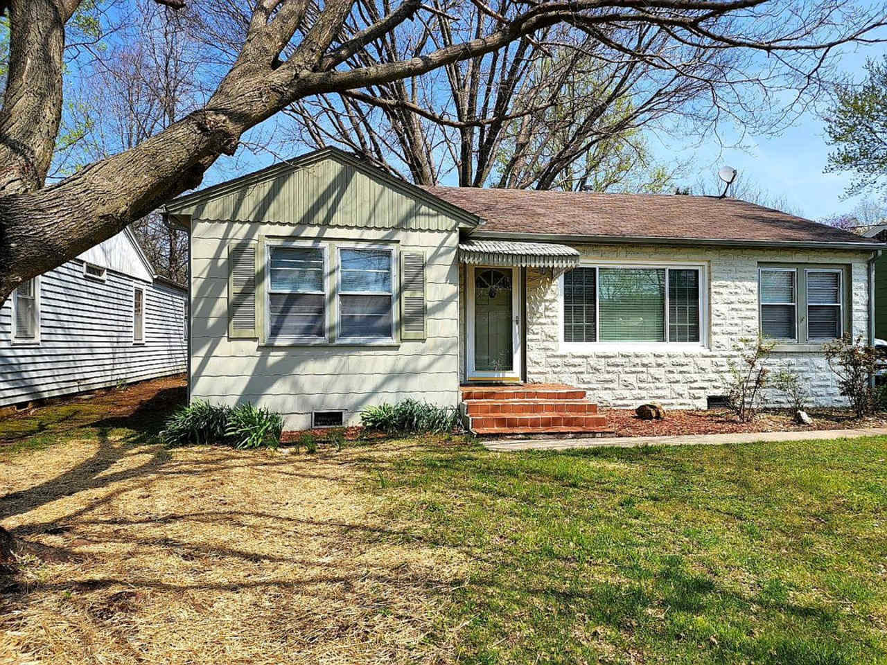 Charming Bunglow in Delaware Neighborhood Close To MSU  Mercy Hospital