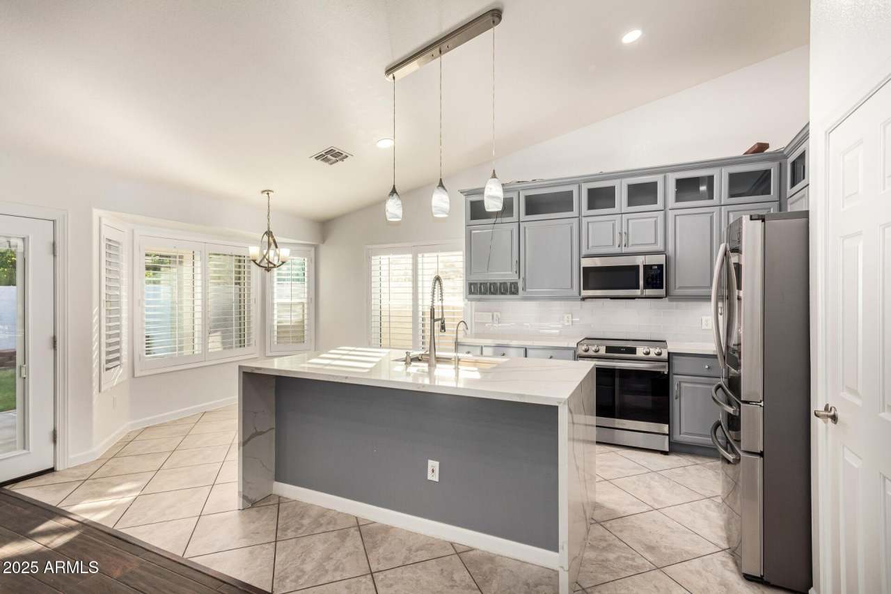 1825 E ARABIAN Drive