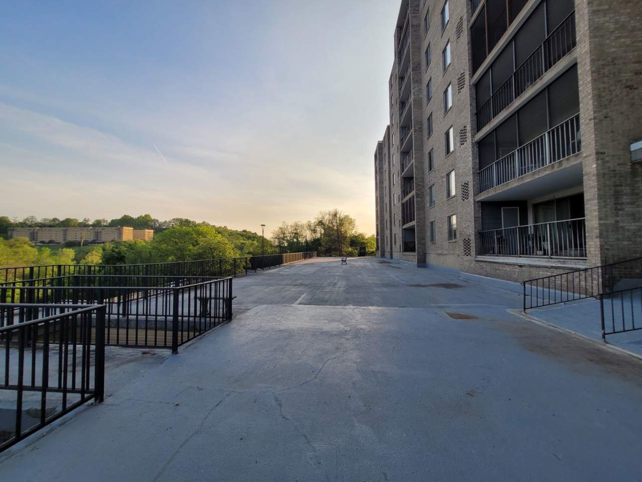 2 Bedroom Condo - Greentree - Many Amenities!!