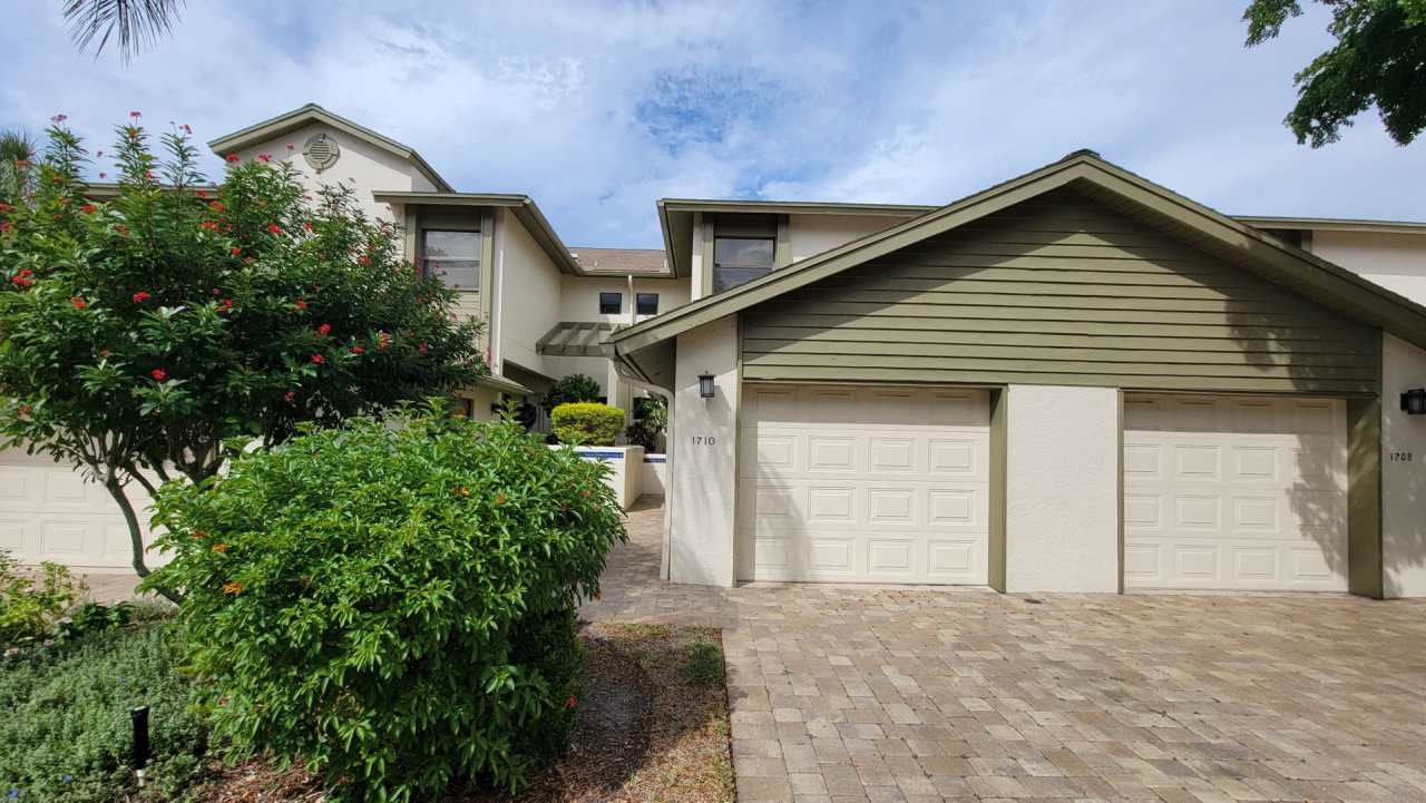 Desirable 2 bed/ 2 bath/1 car Condo in The Landings ~ Annual SRQ Rental