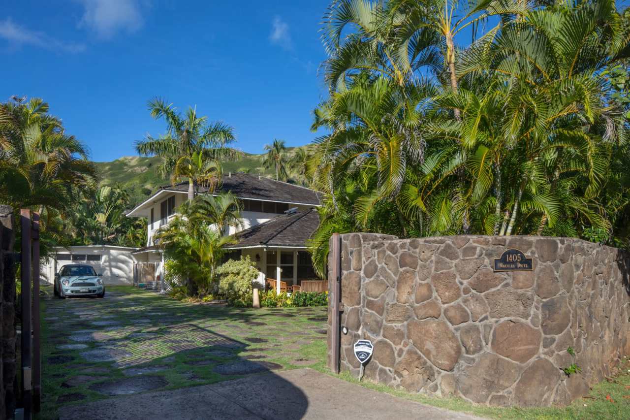 Fully Furnished Lanikai House with A/C