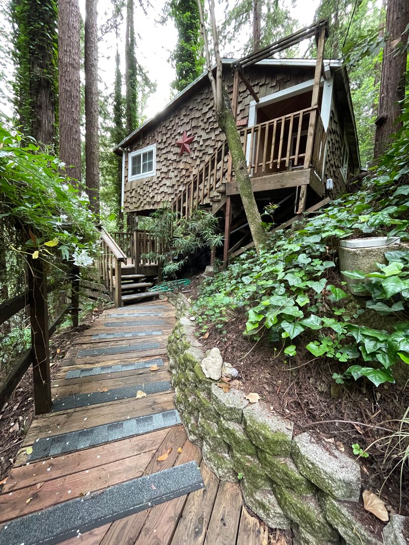 One bedroom Private Hilltop home washer, dryer, decks, redwoods