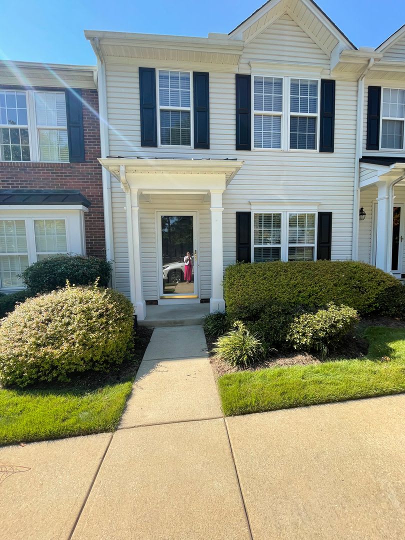 Hadley Commons 2 Bedroom 2.5 Bath Townhome Minutes from Bridgeway Station !!