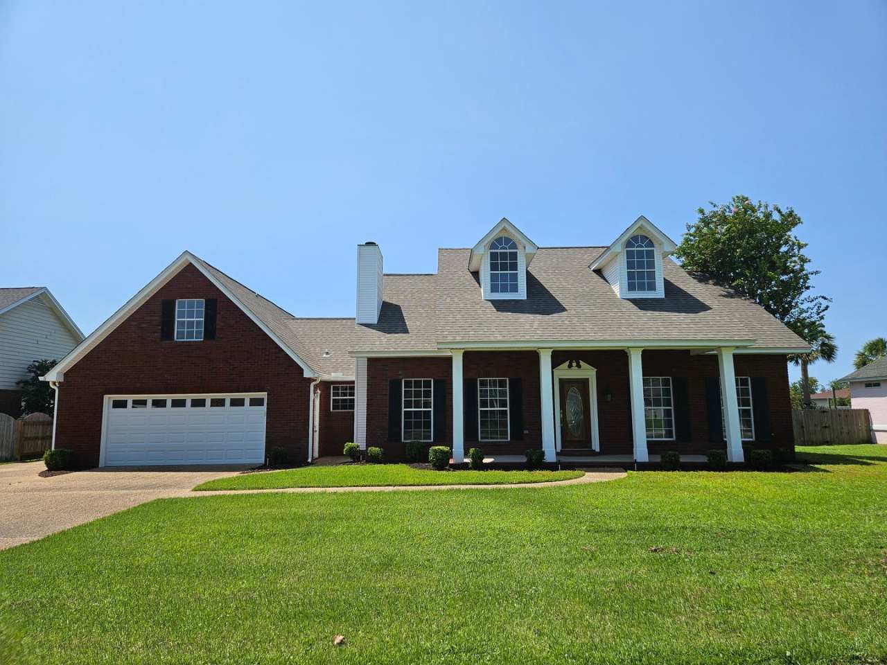 Beautiful Waterfront Oasis w/Private Dock Access, Pool  HOT TUB! *Pool Service, Pest Control  Lawncare Included!*