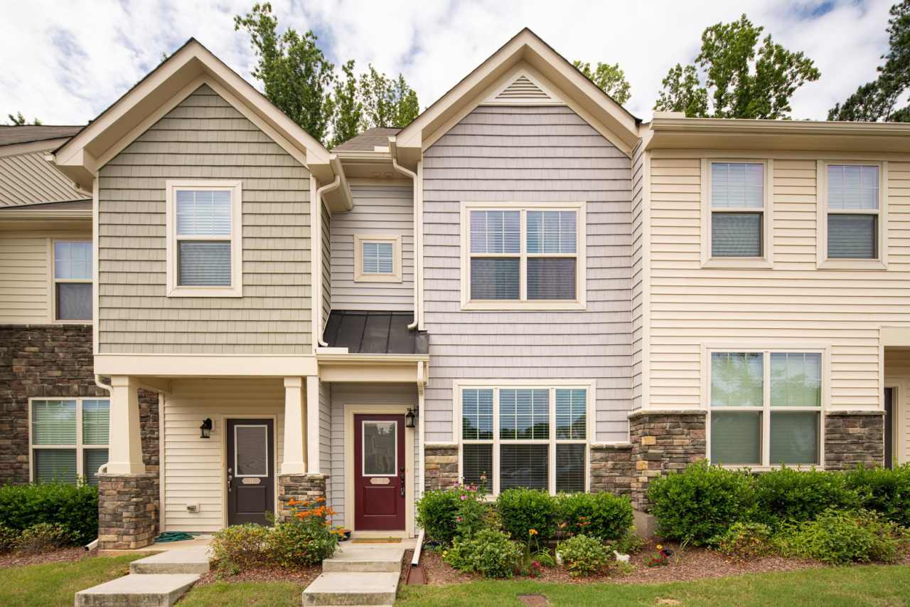 2 Bedroom, 2.5 Bath Townhome w/ Loft and Sunroom in the Thompson Ridge Community Close to Duke!