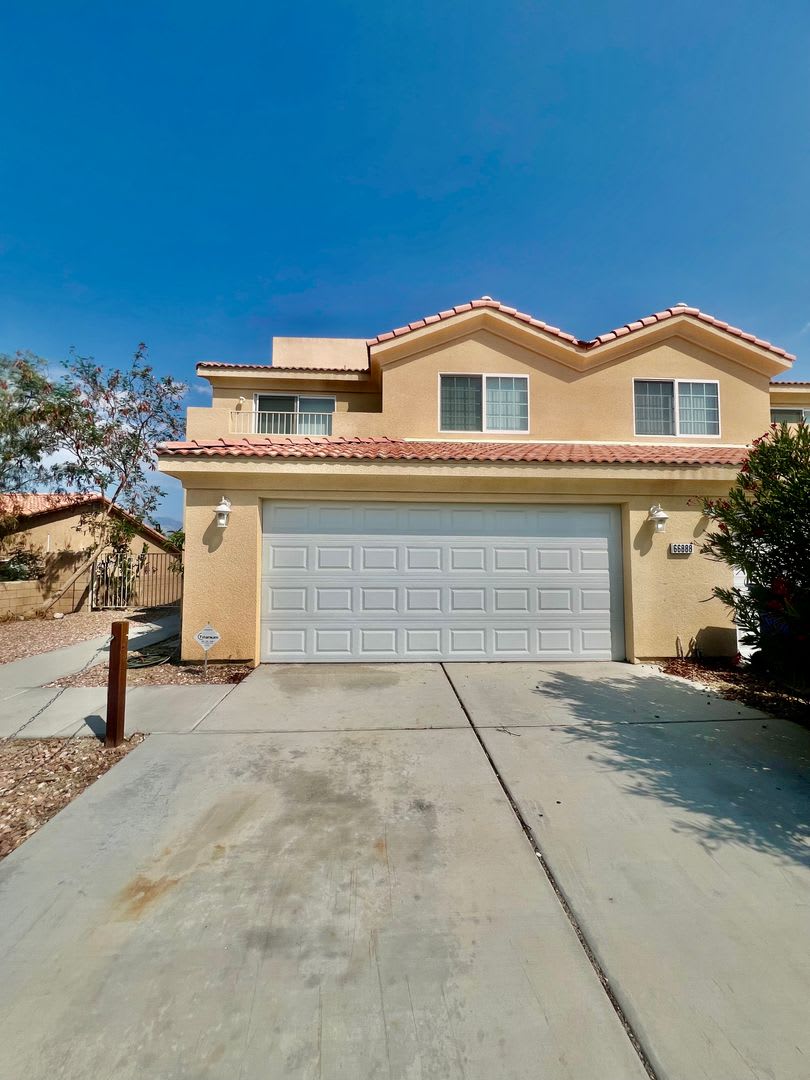 AVAILABLE NOW !! 3 Bedroom 2.5 Bathroom Duplex in Desert Hot Springs!