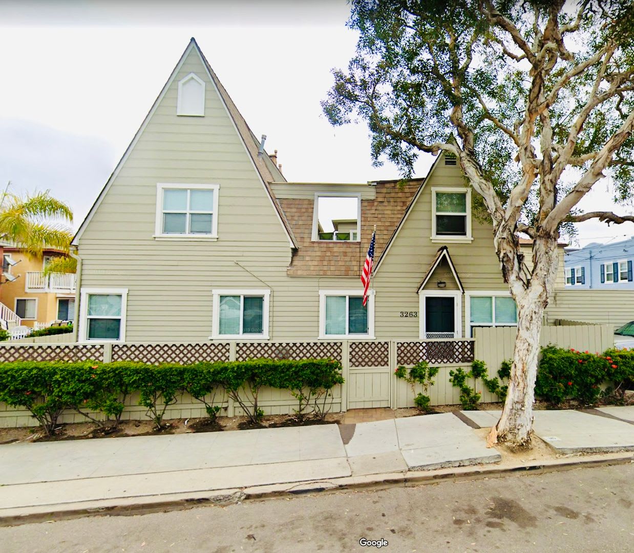 CHARMING STUDIO ON MISSION BLVD W/ ONE CAR GARAGE! MISSION BEACH - $1,995/mo!