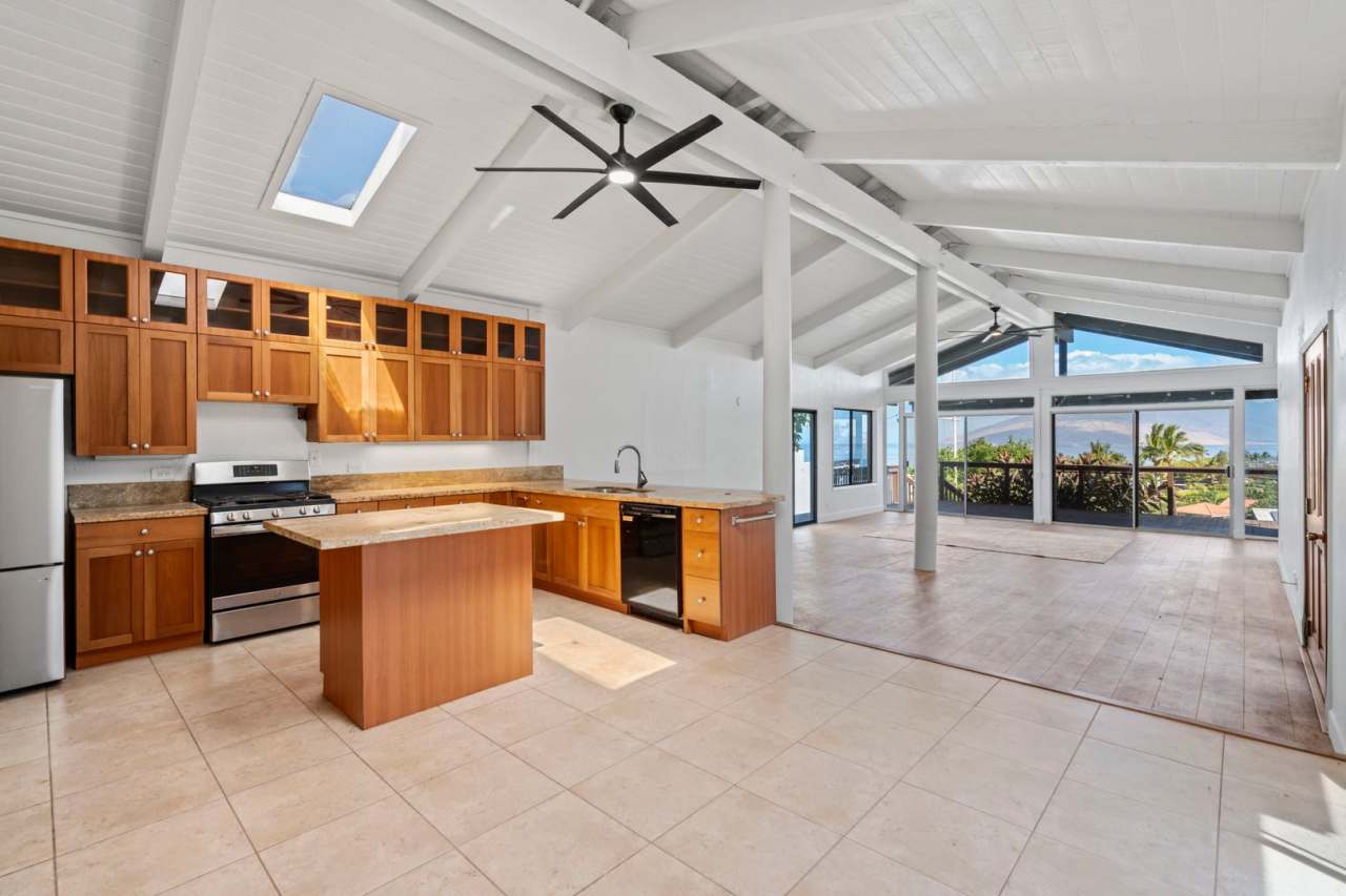 MASSIVE UNOBSTRUCTED OCEAN VIEWS – Maui Meadows 2-Bed Home with Pool Access