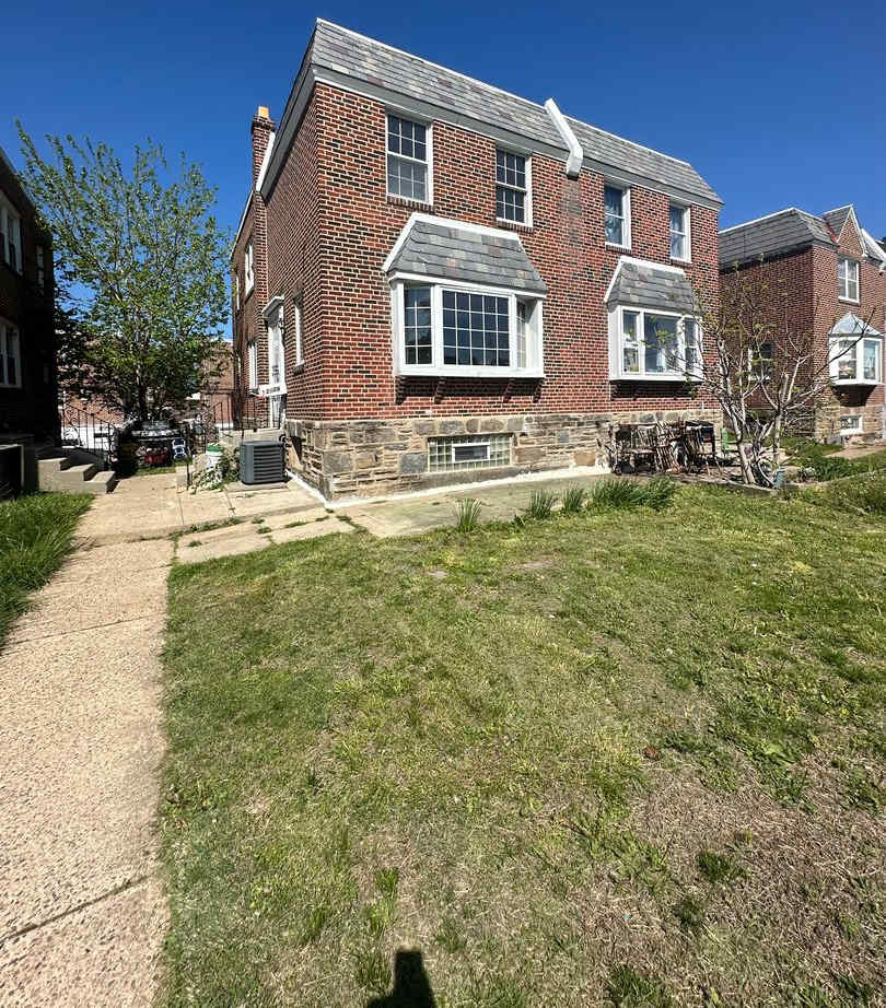 3 bedroom 1.5 bath house available now in Northeast Philly