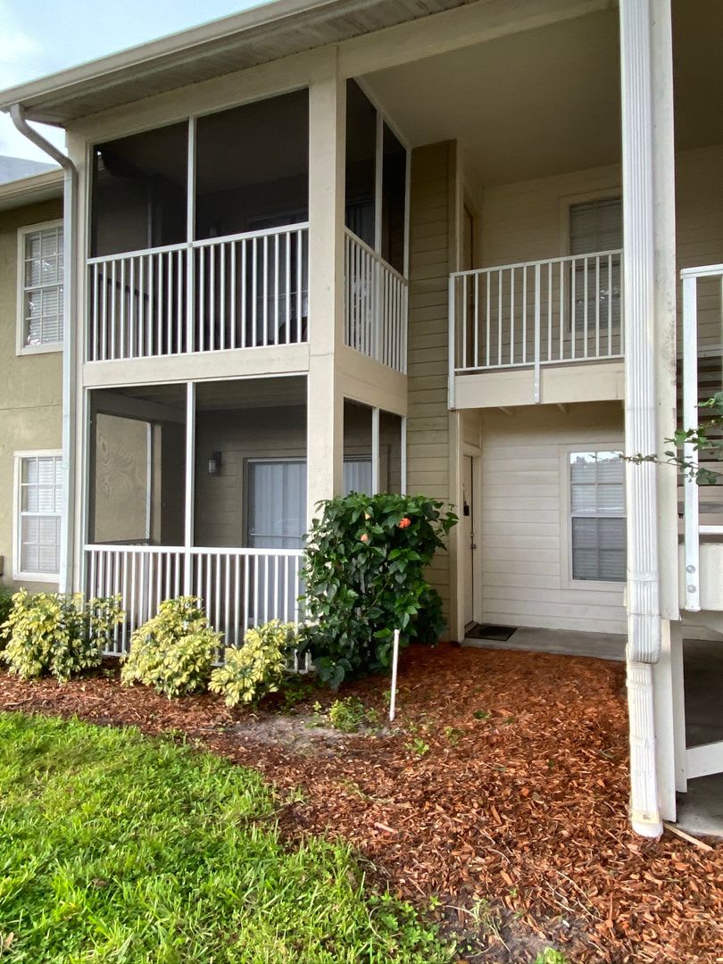Ground Floor 1 BR + Den in Brandon with Resort Amenities - Up to one Month Free!