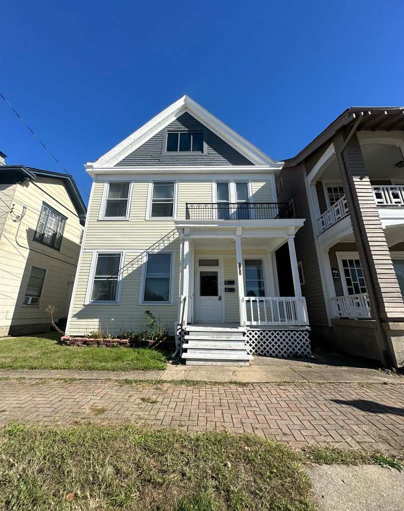 Beautiful Lower Unit in Duplex on Marcum Park Downtown!!!!