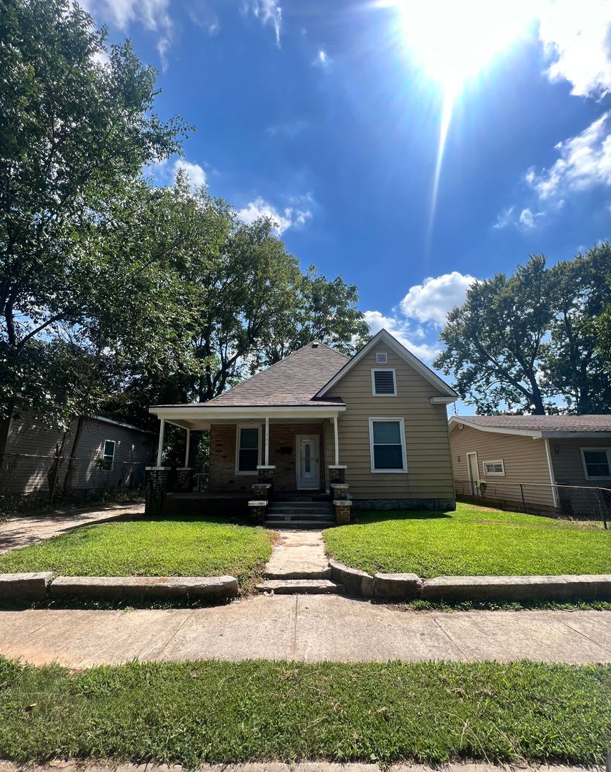 Charming 3-Bedroom Home With Fenced Backyard