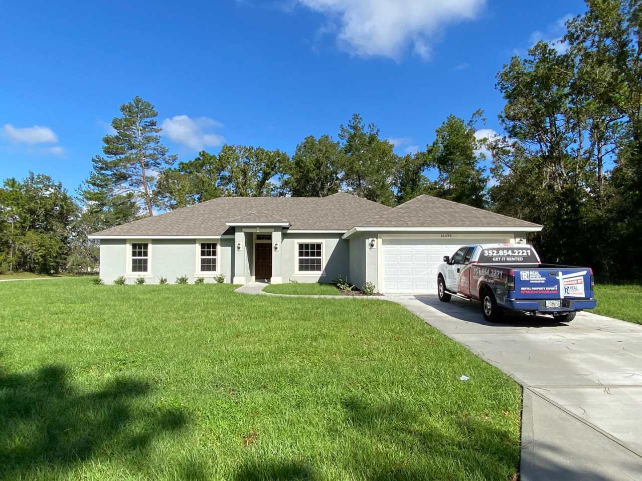 Desirable SW Ocala Neighborhood 4/2/2 *WON'T LAST*