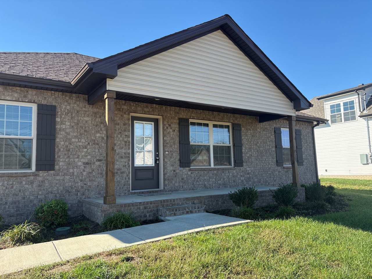 HOLIDAY MOVE IN SPECIAL... Charming Home in Scenic Fairfield Pointe