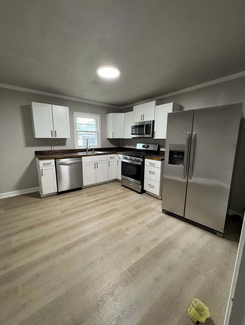 Newly Remodeled 2 Bed / 1 Bath Duplex Available Now!