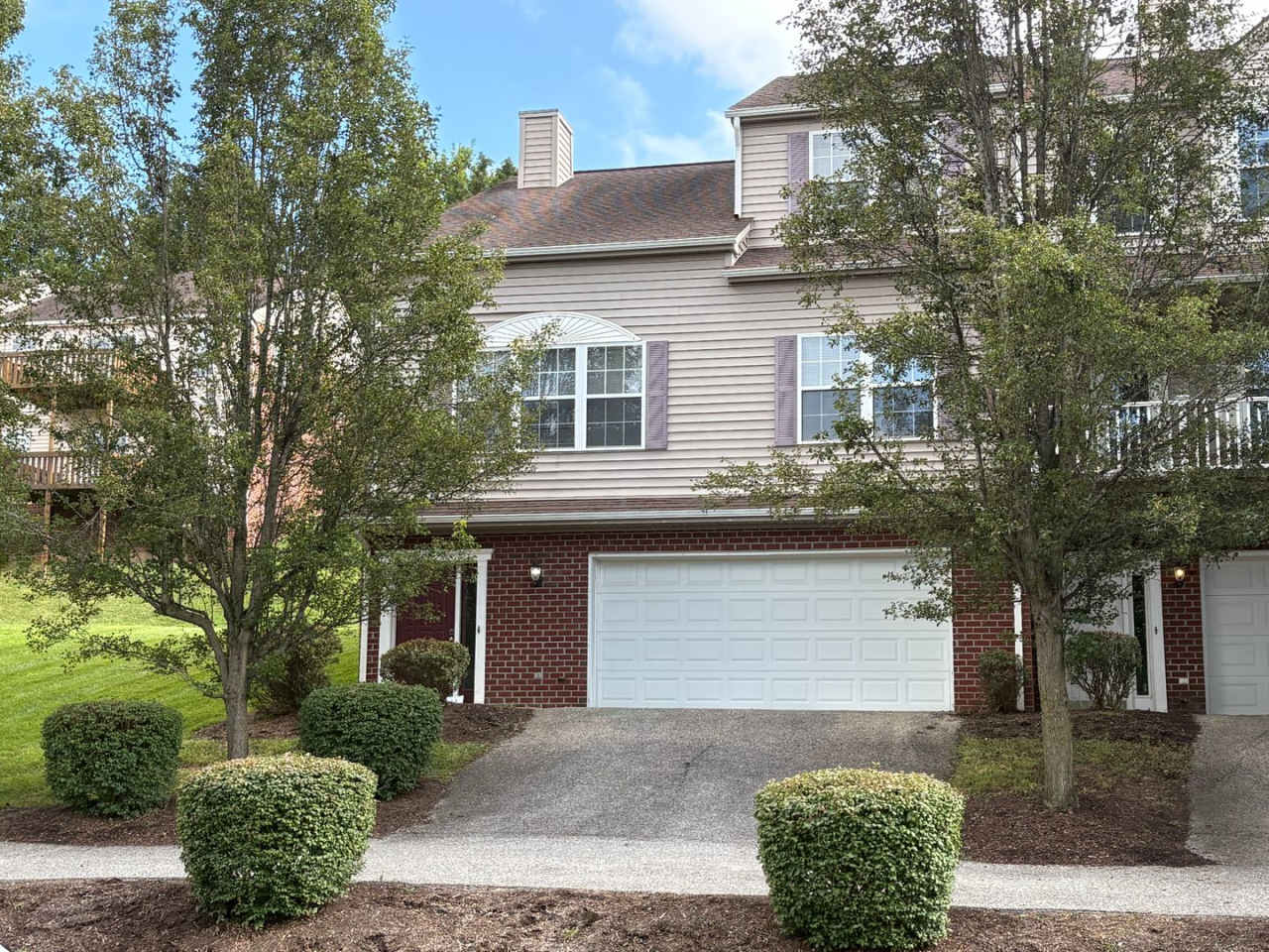 630 Oak Tree | 3 bed 2 bath | End Unit