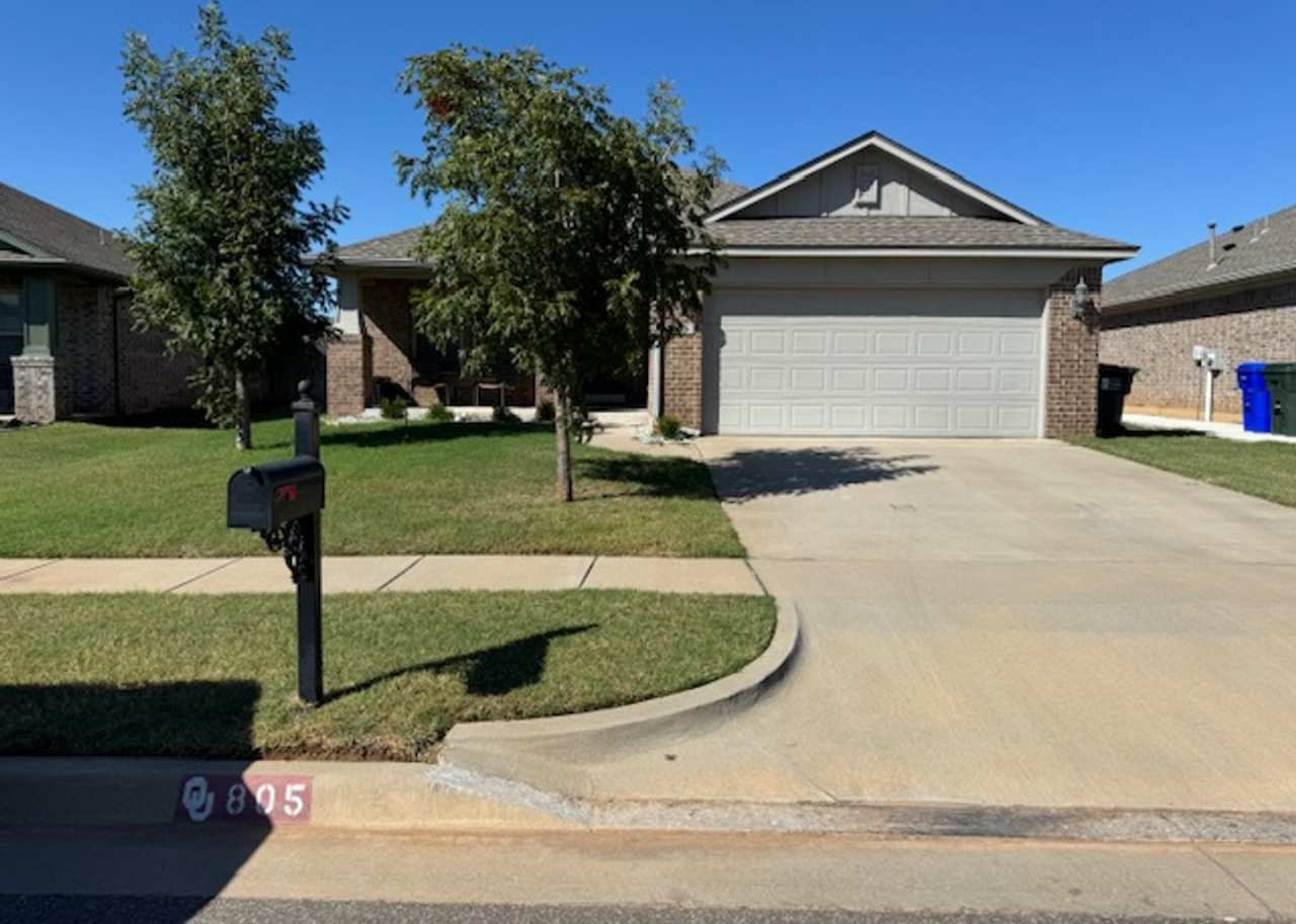 3 bed 2 bath located in Norman, with neighborhood amenities!