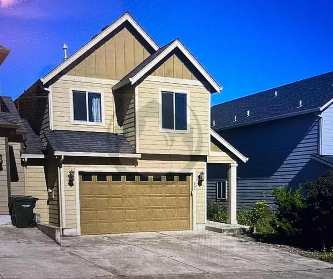 Townhouse- Available Now- Brand New Carpet  Freshly Painted