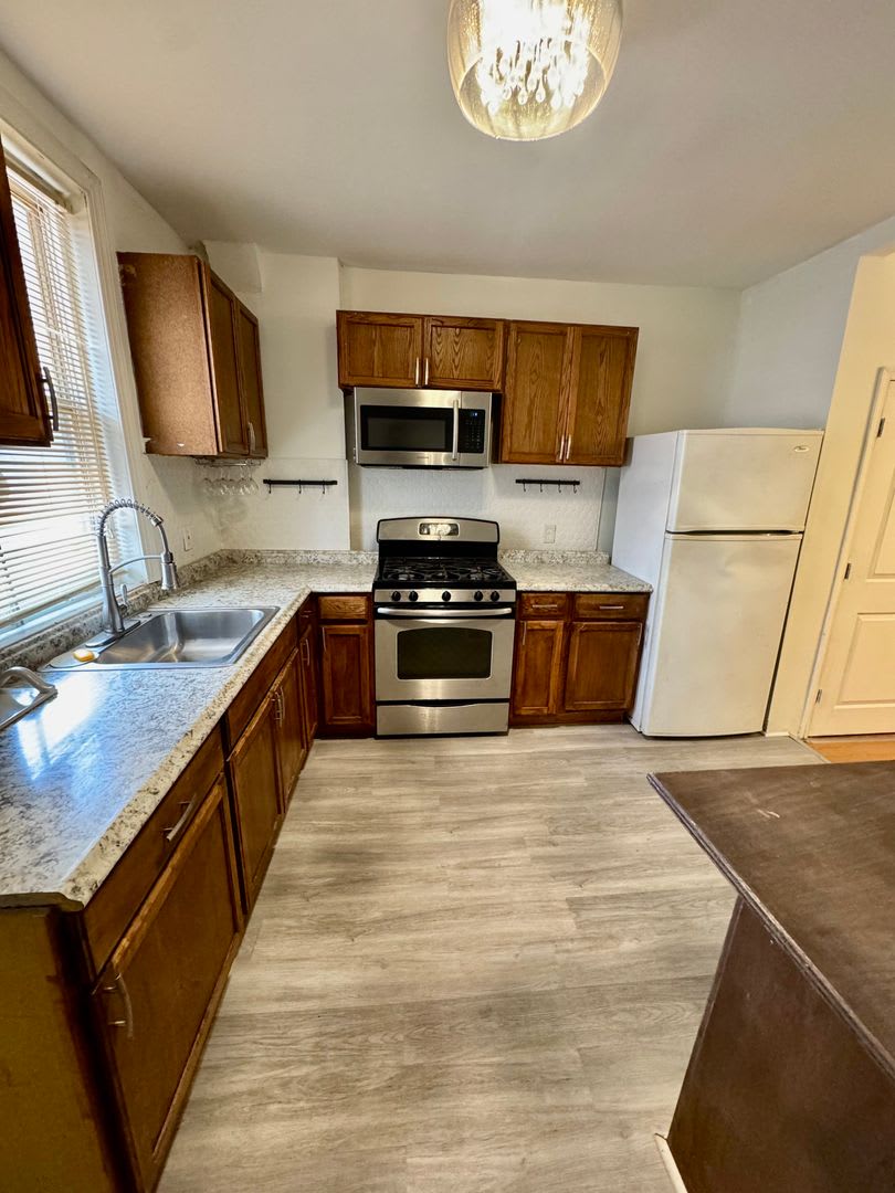 Comfortable 3-Bedroom Home in Elmwood Park!