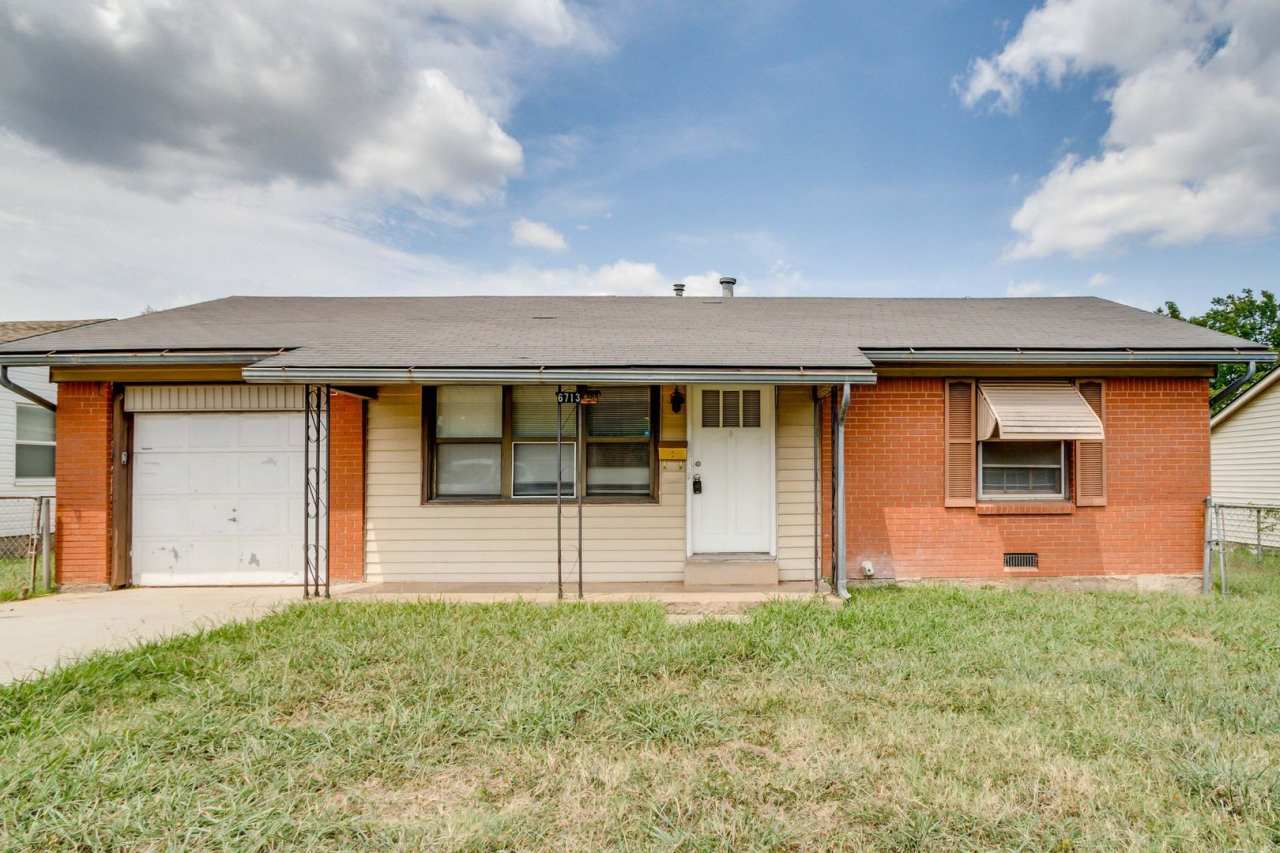 Charming 2-Bedroom Home with Original Hardwood Floors – Walk to Shops, Dining  Entertainment!