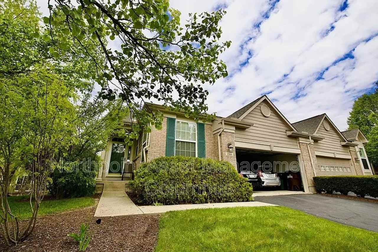 Beautiful 3BR 3BA Townhouse • Updated Kitchen • Deck • 2-Car Garage in Beavercreek