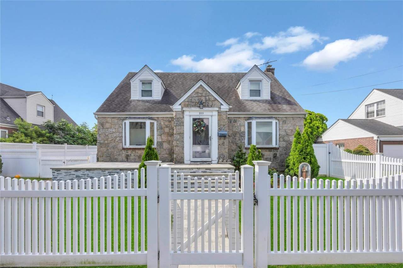 933 Fenworth Boulevard