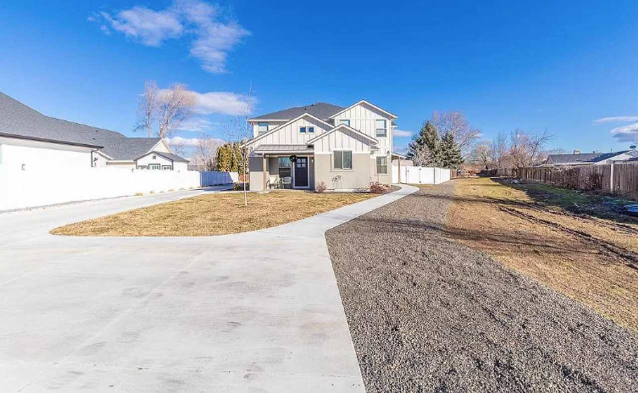 Perfect location 3 bed 2.5 bath Townhouse.