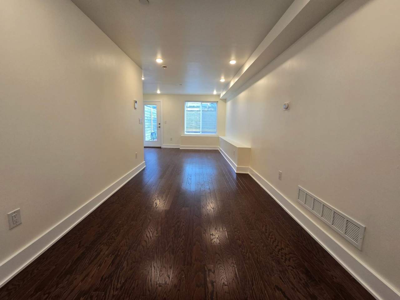 Modern Bright bi level 2 bed 2 bath apartment with private outdoor space