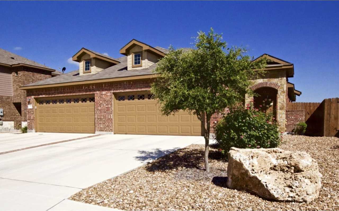 LUXURY TOWNHOME LOCATED IN PECAN PARK, BASTROP, TEXAS!