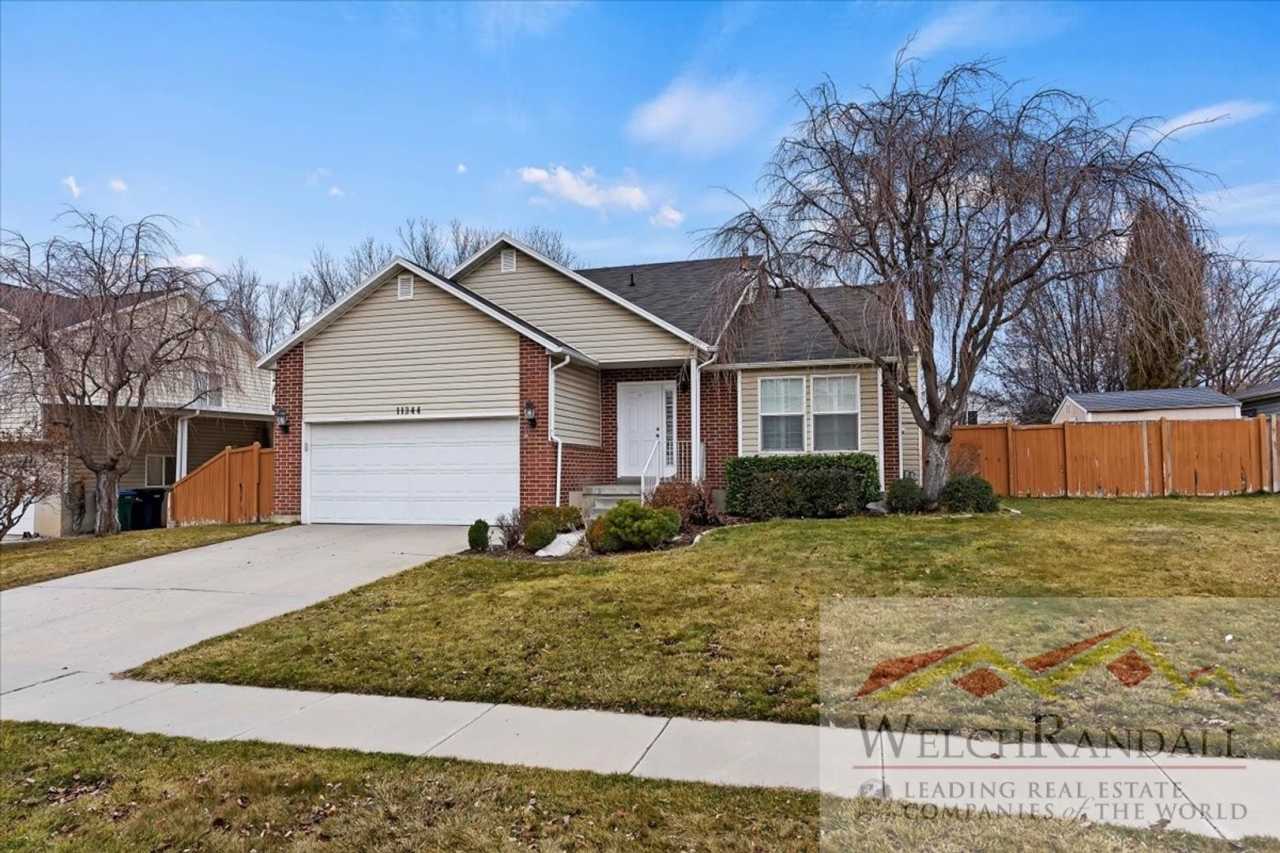 Stunning 5-Bedroom Home in Sandy – Move-In Ready