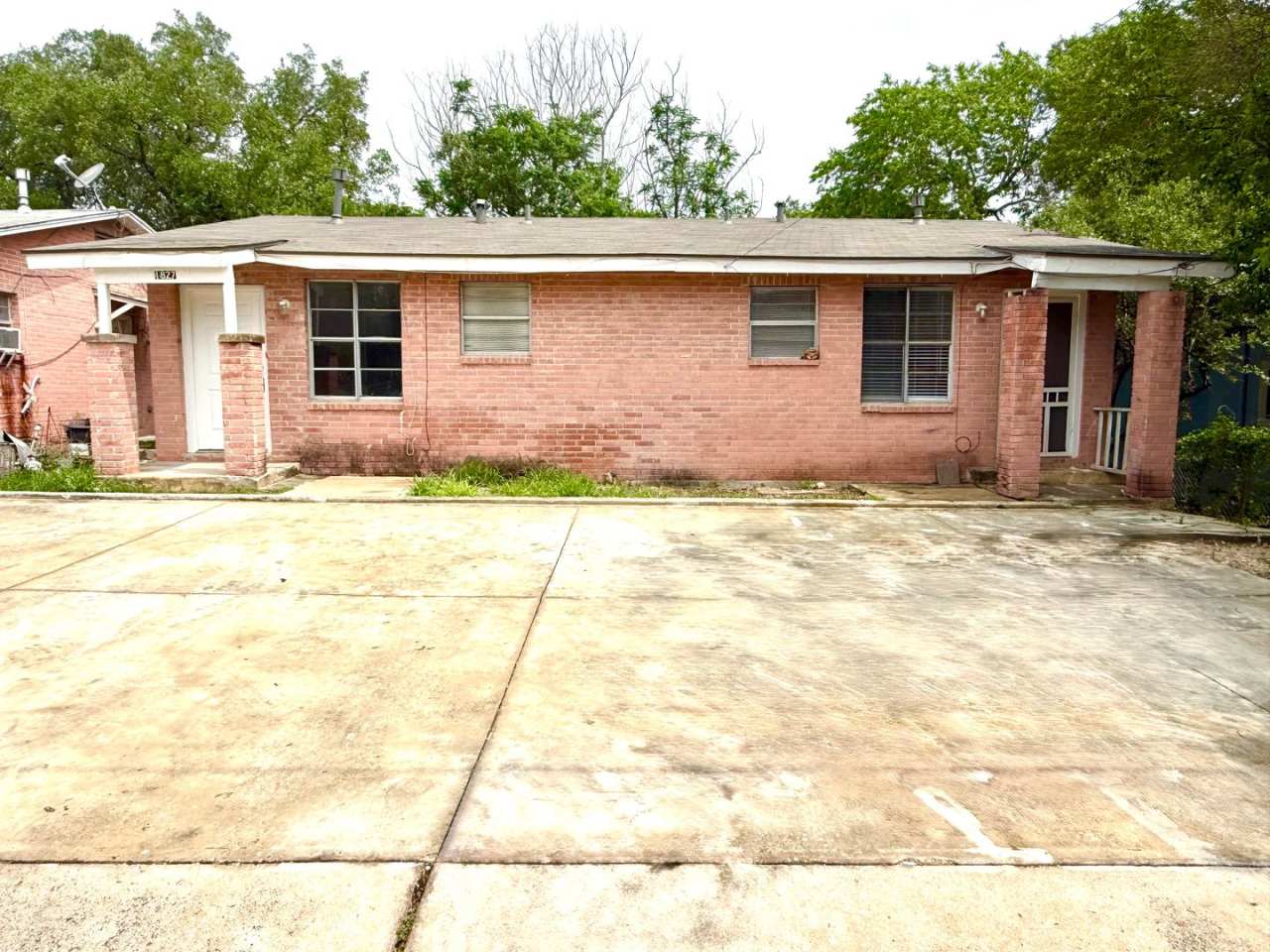 AVAILABLE NOW! 2 Bedroom / 1 Bath Duplex Near Brooks City Base!
