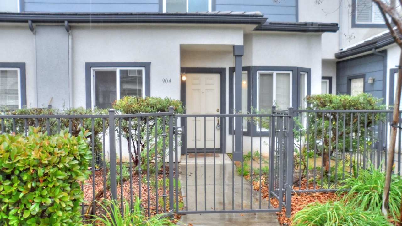 Charming 2 Bed/2 Bath Townhouse In Redlands!