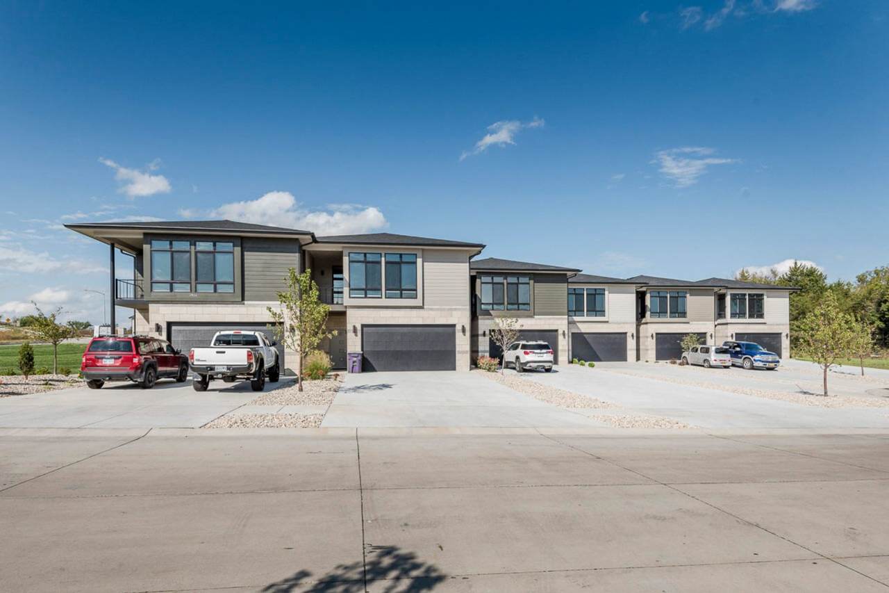 Luxury Townhome in beautiful West Side neighborhood!