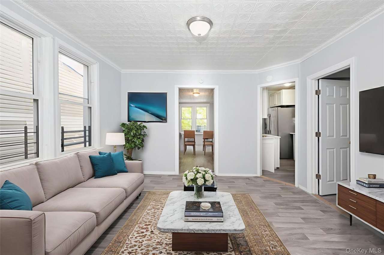 611 Saint Lawrence Avenue unit: 1