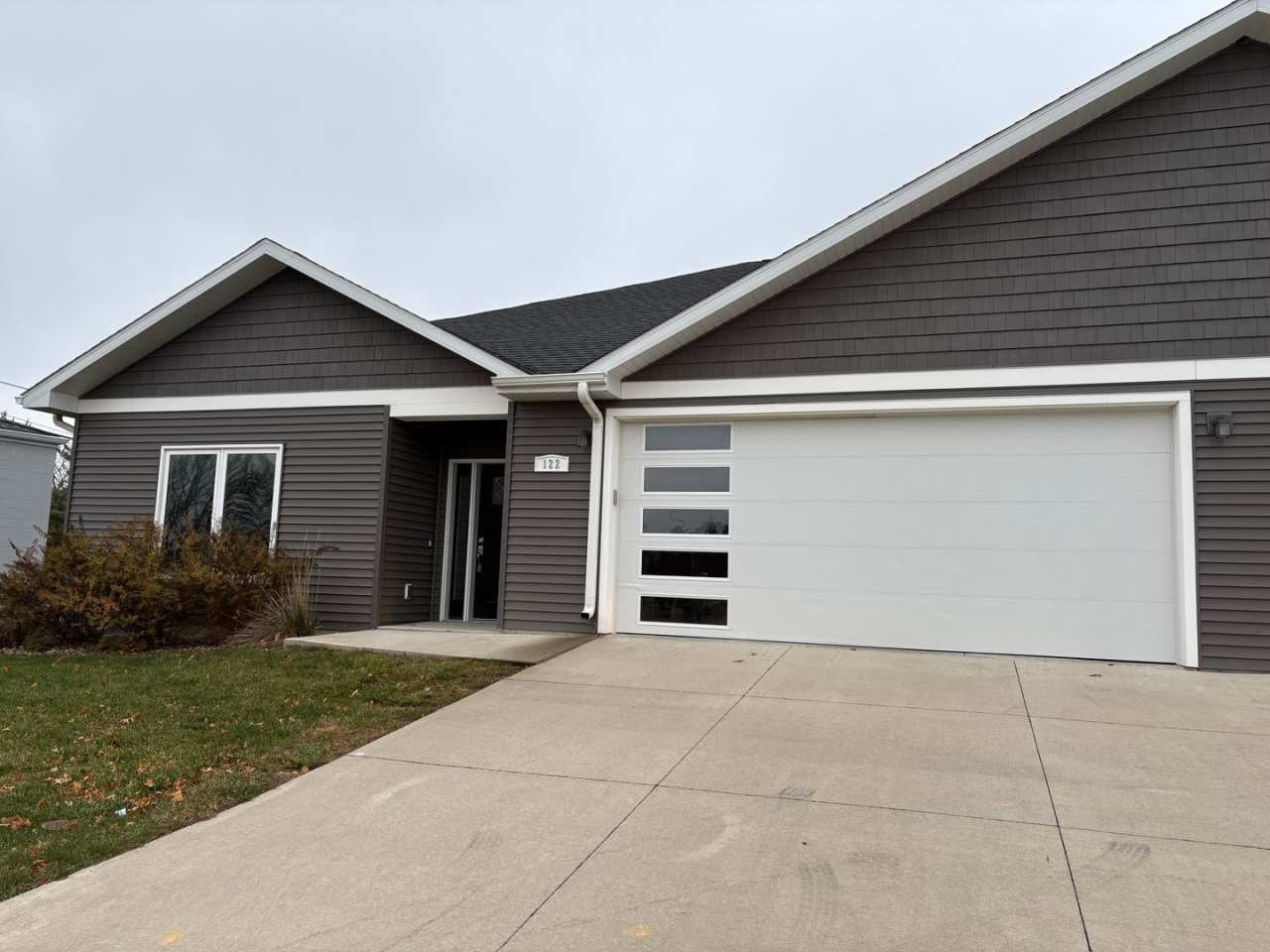 PRICE REDUCED!!! 4 bed / 3 bath Twinhome for Rent!