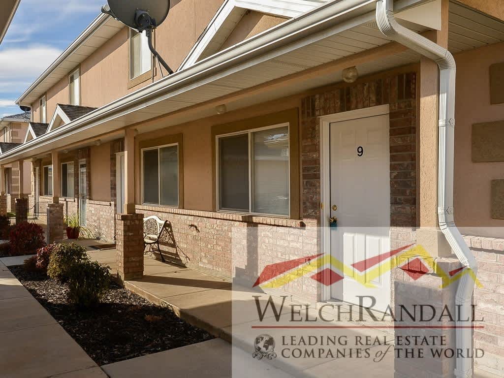 Charming 2 Bed 1.5 Bath Townhome in Harrisville