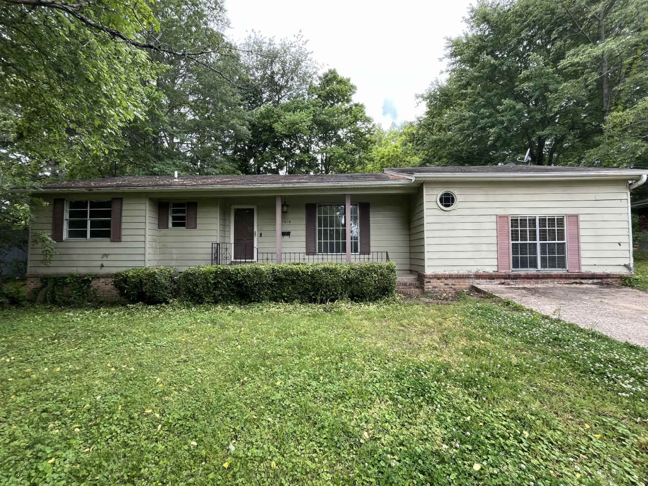 1219 Crestview Street