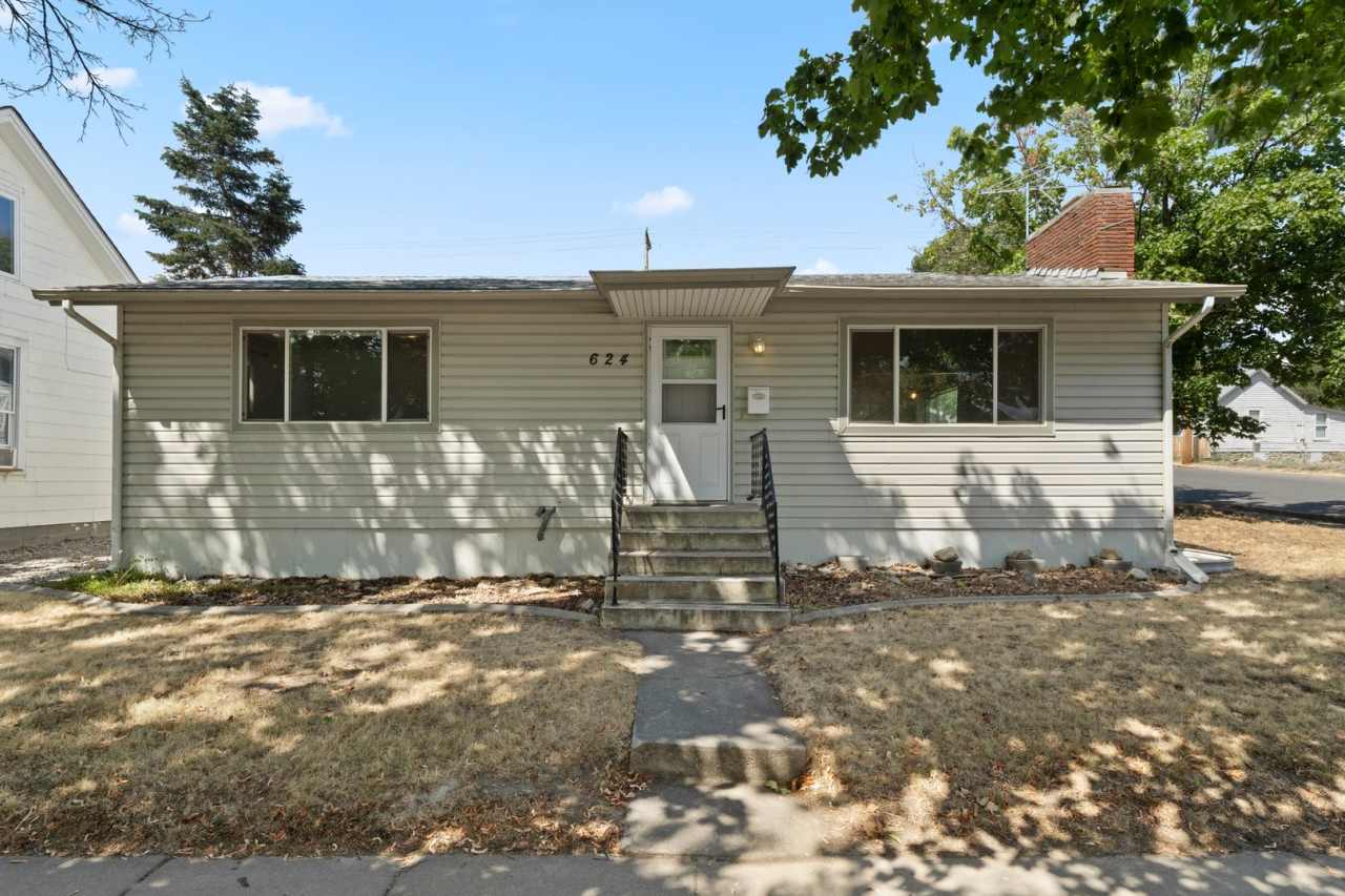 Updated 5 bed 2 bath home centrally located in Cheney!