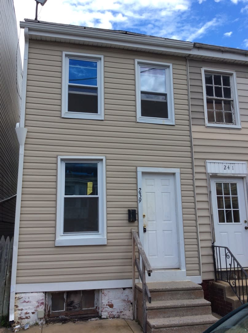 2 Bedroom House, Yard, Off-Street Parking-York City SD