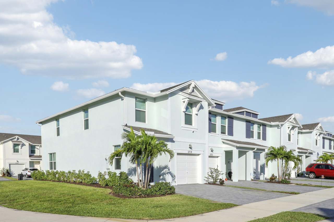 5719 SE Edgewater Circle