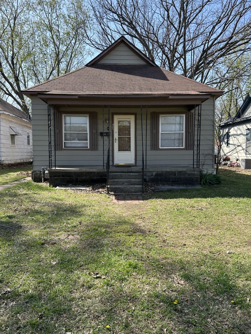 Gorgeous! Newly Remodeled 5 Bedroom, 2 Bathroom House!