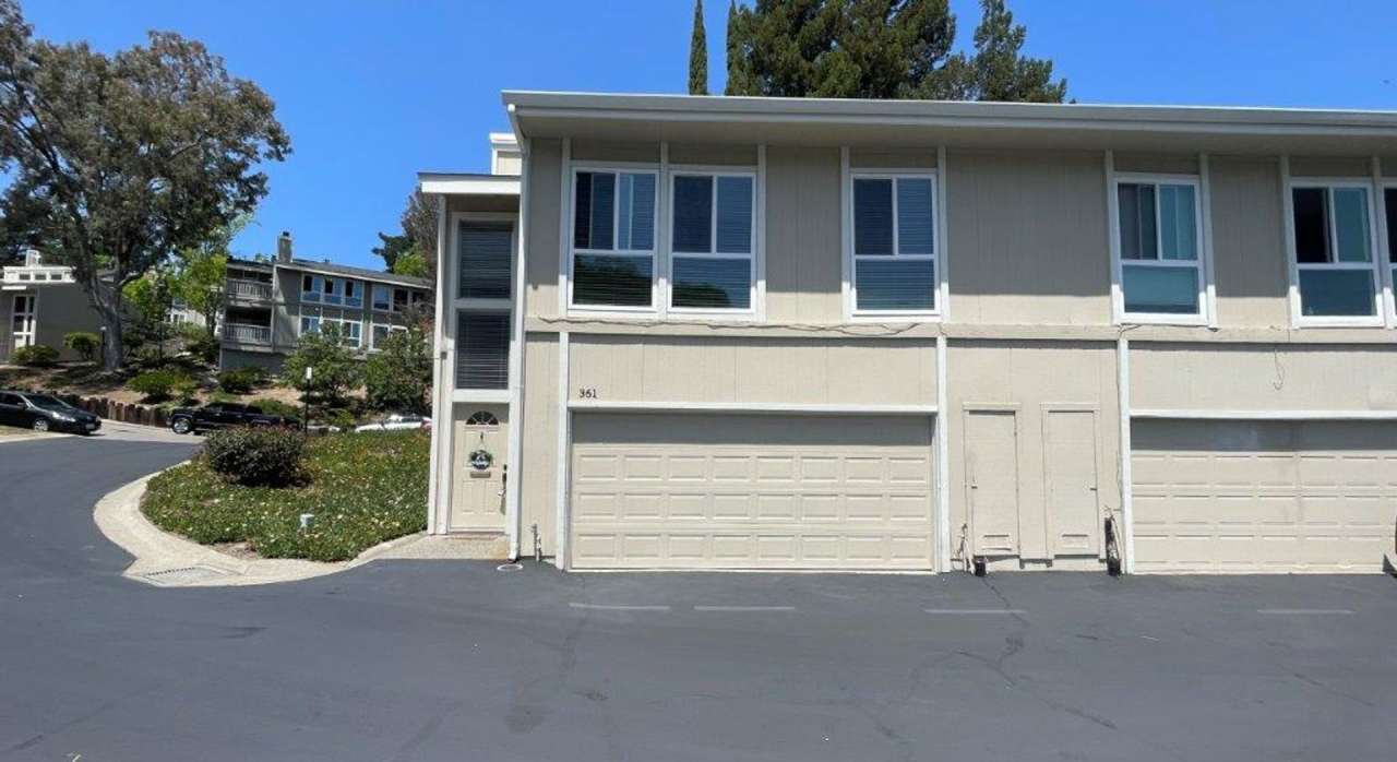 Pleasant Hill Ridgeview community! Beautiful 3 bedroom 2 bath townhome w/ 2 car garage!